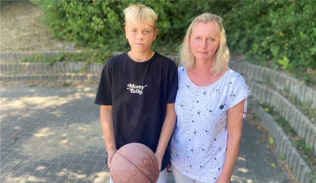 Stadt Unna baut Basketballkorb ab – „pünktlich zum Ferienbeginn“ Sylke Landmeyer mit ihrem Sohn Lejf (14) auf dem Spielplatz an der Schwarzen Saline, wo es jetzt keinen Basketballkorb mehr gibt. Lejf hat dort gern mit seinen Freunden gespielt.