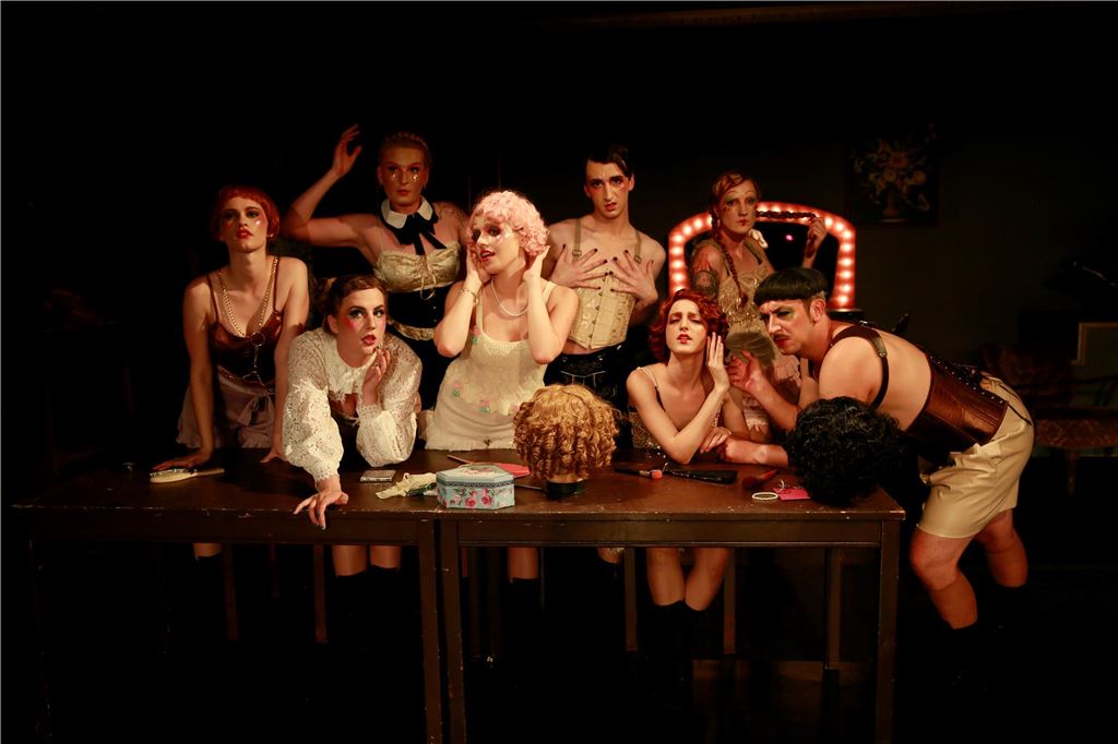 „Ich stand auf und spielte mit gebrochenem Handgelenk weiter“ Szenen aus „Garten Eden“ mit dem Theater Narrenschiff in Unna.