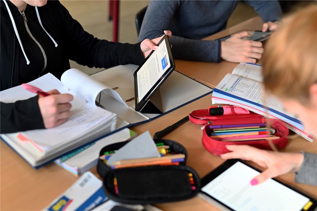 Schulung in der Gesamtschule: So verändert Künstliche Intelligenz den Unterricht Schüler lernen mit Tablets.