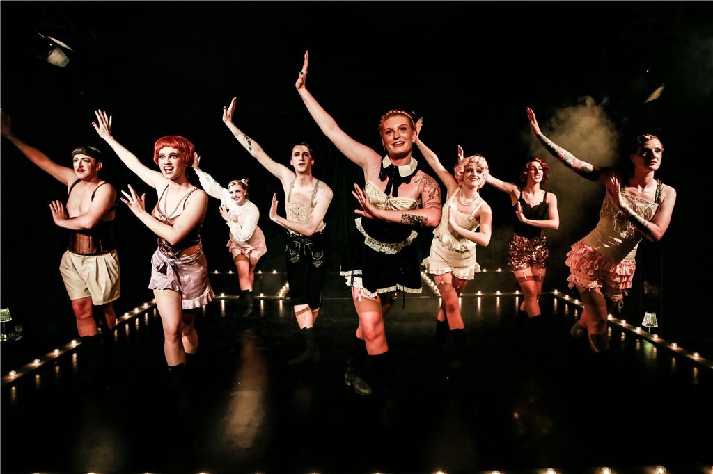 „Ich stand auf und spielte mit gebrochenem Handgelenk weiter“ Tänzerinnen und Tänzer in der Cabaret-Show „Garten Eden“. Lieder wie „Ich bin von Kopf bis Fuß auf Liebe eingetellt“ gehören zum Programm, aber jede Vorstellung ist anders.