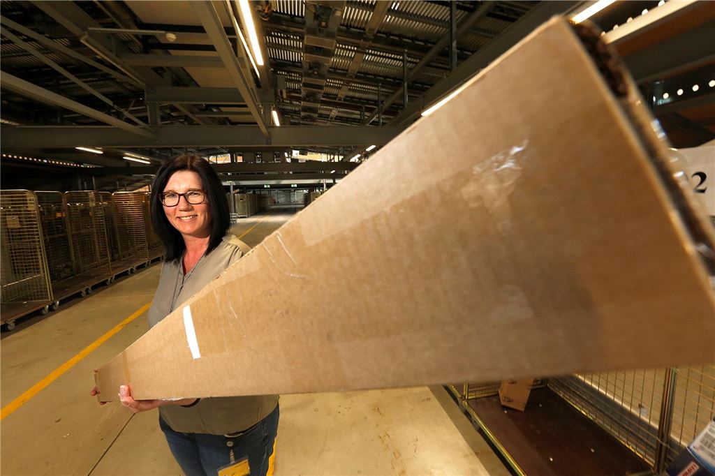 Rekord in der Post-Zusteller in Kamen: 11.000 Pakete nur an einem Tag Tanja Schwarz war erst Postbotin, dann Paketzustellerin und ist jetzt Leiterin der MechZB in Kamen. Sie sagt: „Auf unsere Kolleginnen und Kollegen ist zu jeder Zeit Verlass.“