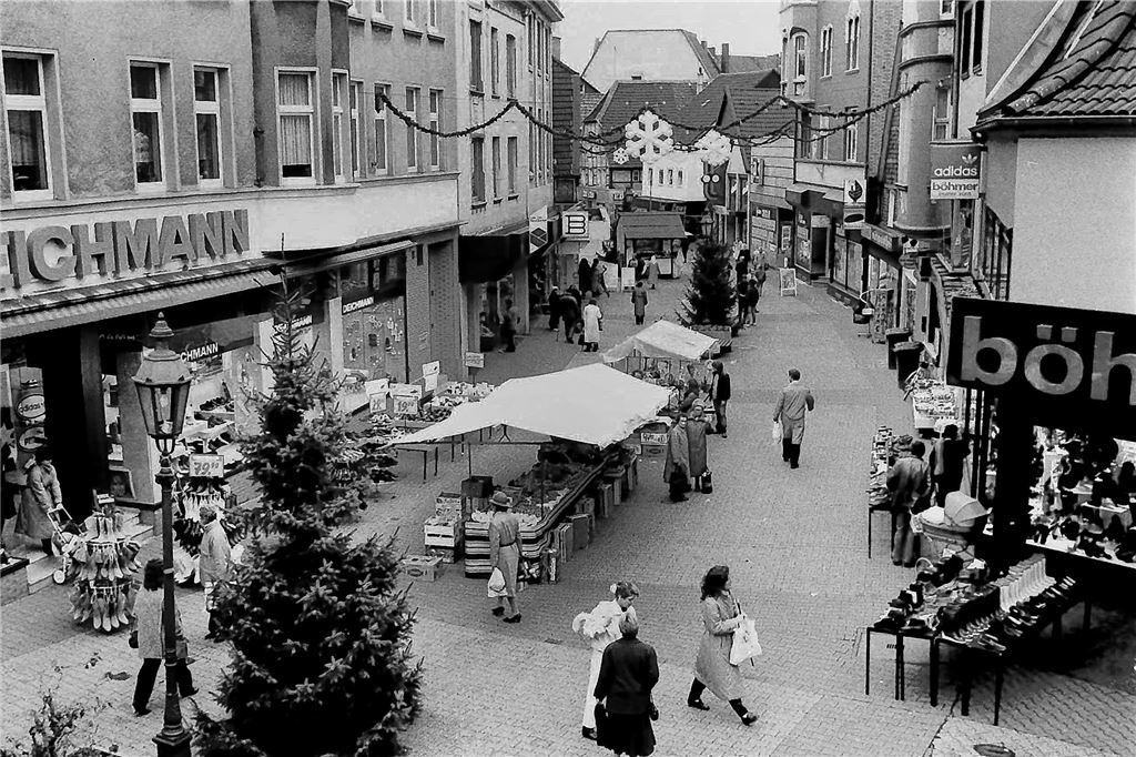 Tannenbäume schmücken die Fußgängerzone Schwerte im Advent 1986. 