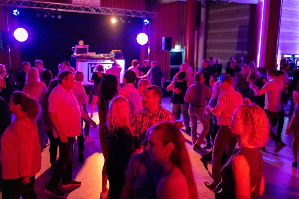 Tanz in den Mai: Unna feiert in seiner pulsierenden Stadthalle mit Musik, Lichtern und ausgelassener Stimmung.