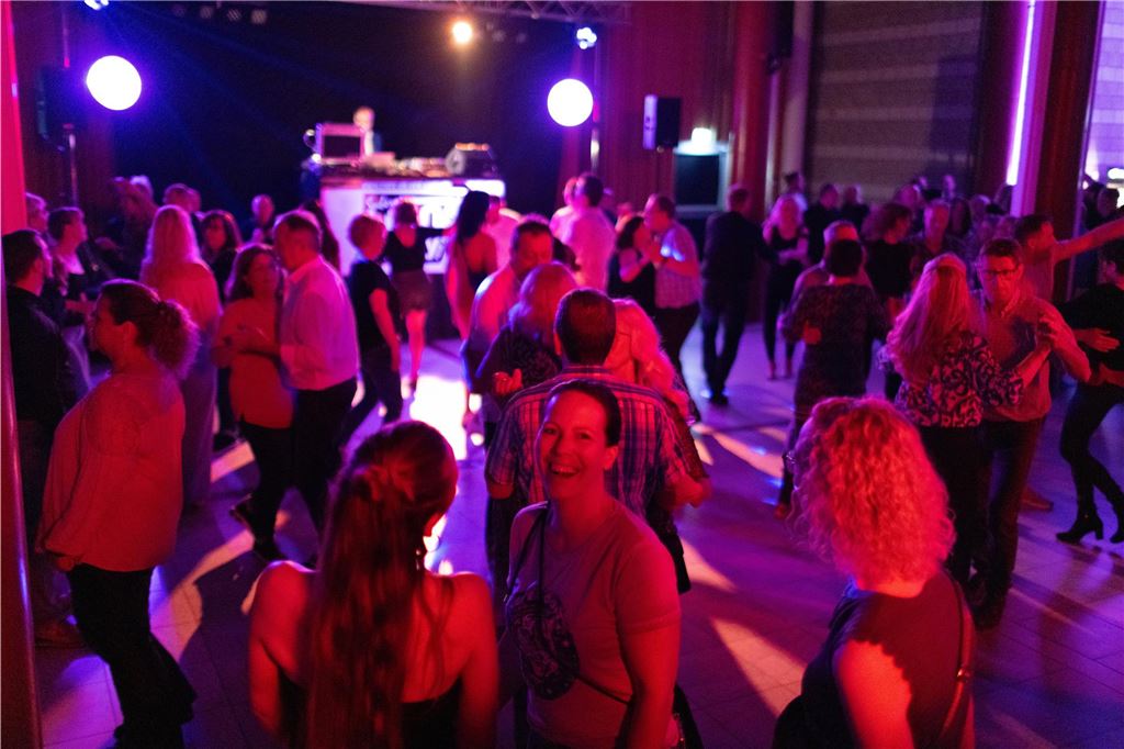 Tanz in den Mai: Unna feiert in seiner pulsierenden Stadthalle mit Musik, Lichtern und ausgelassener Stimmung.