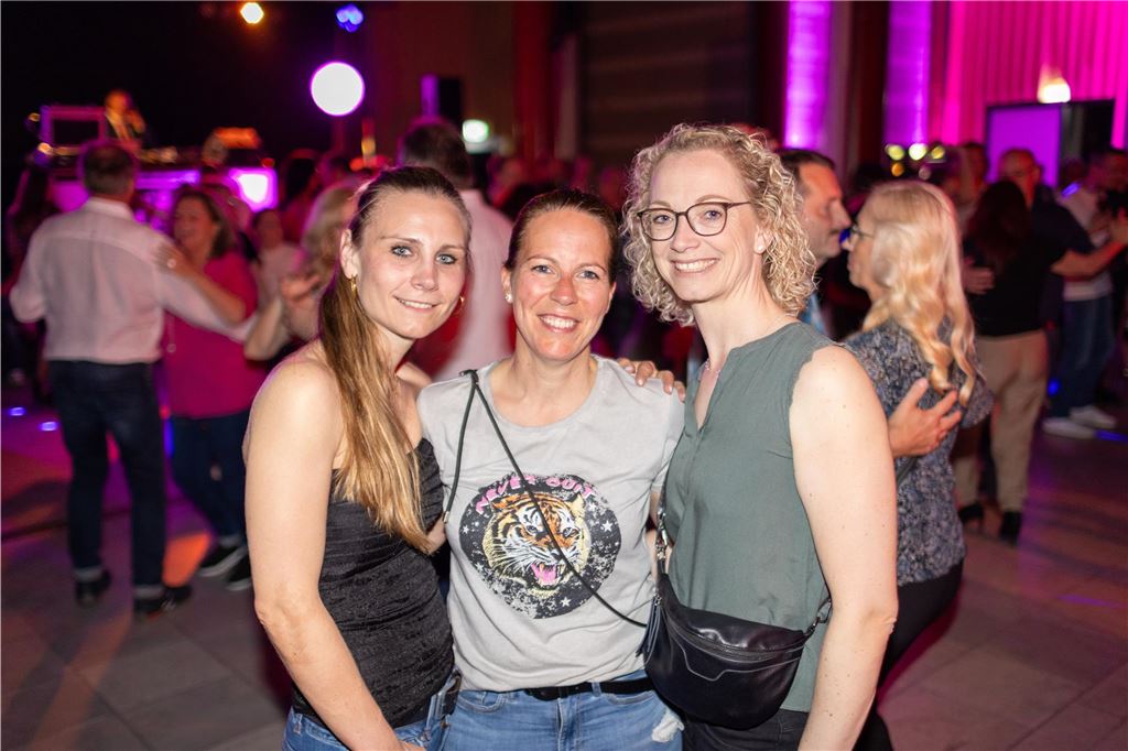 Tanz in den Mai: Unna feiert in seiner pulsierenden Stadthalle mit Musik, Lichtern und ausgelassener Stimmung.