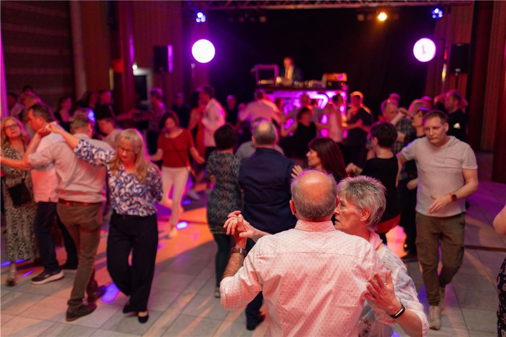 Tanz in den Mai: Unna feiert in seiner pulsierenden Stadthalle mit Musik, Lichtern und ausgelassener Stimmung.