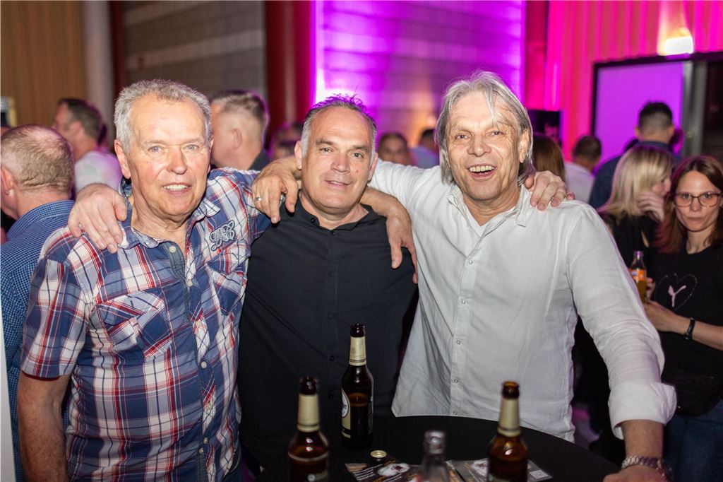 Tanz in den Mai: Unna feiert in seiner pulsierenden Stadthalle mit Musik, Lichtern und ausgelassener Stimmung.