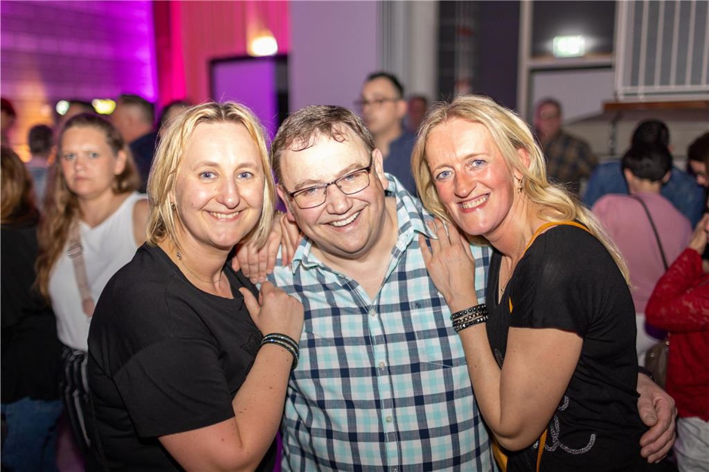 Tanz in den Mai: Unna feiert in seiner pulsierenden Stadthalle mit Musik, Lichtern und ausgelassener Stimmung.