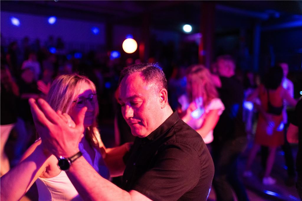 Tanz in den Mai: Unna feiert in seiner pulsierenden Stadthalle mit Musik, Lichtern und ausgelassener Stimmung.