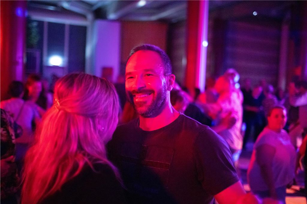 Tanz in den Mai: Unna feiert in seiner pulsierenden Stadthalle mit Musik, Lichtern und ausgelassener Stimmung.