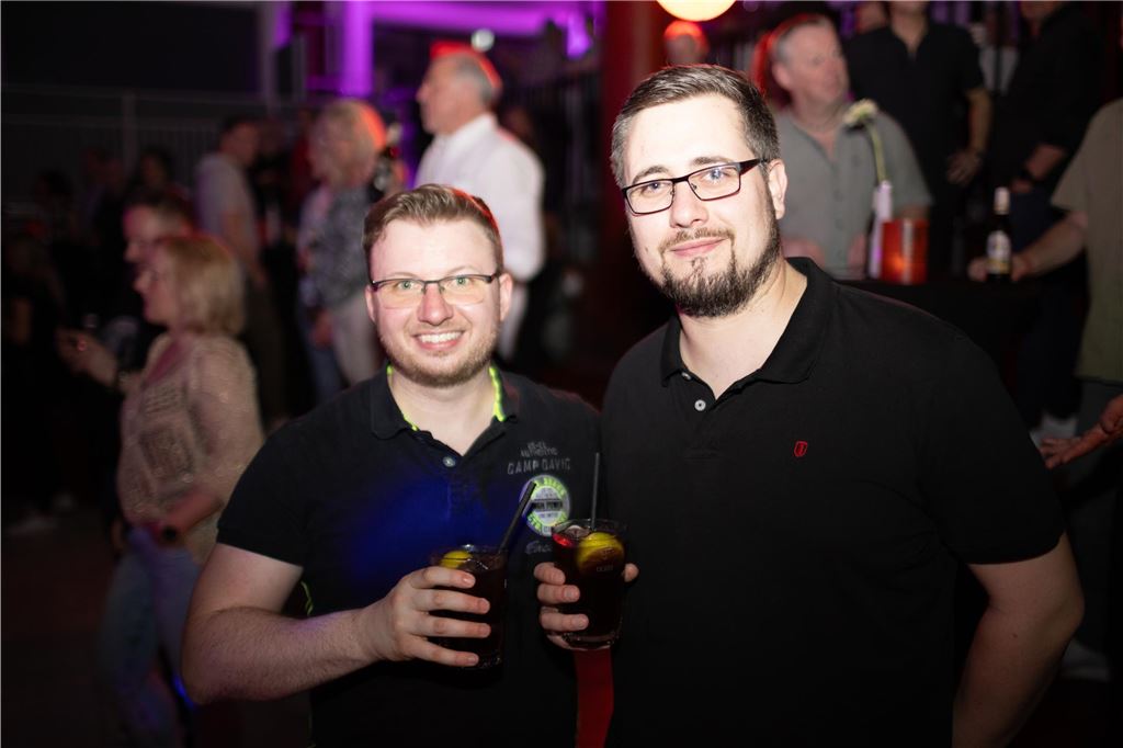 Tanz in den Mai: Unna feiert in seiner pulsierenden Stadthalle mit Musik, Lichtern und ausgelassener Stimmung.