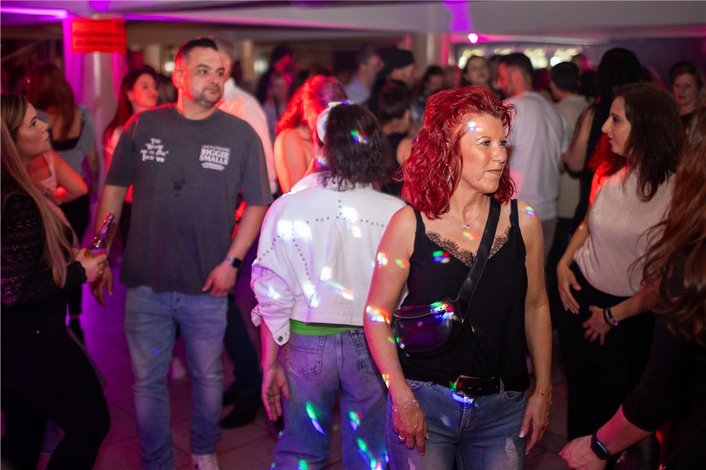 Tanz in den Mai: Unna feiert in seiner pulsierenden Stadthalle mit Musik, Lichtern und ausgelassener Stimmung.