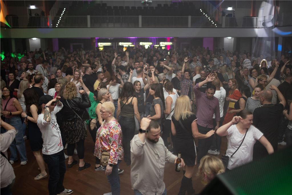 Tanz in den Mai: Unna feiert in seiner pulsierenden Stadthalle mit Musik, Lichtern und ausgelassener Stimmung.