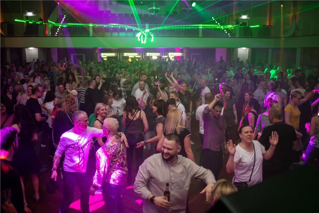 Tanz in den Mai: Unna feiert in seiner pulsierenden Stadthalle mit Musik, Lichtern und ausgelassener Stimmung.