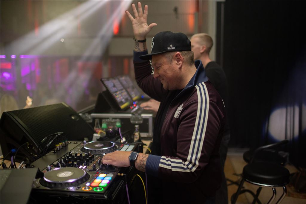 Tanz in den Mai: Unna feiert in seiner pulsierenden Stadthalle mit Musik, Lichtern und ausgelassener Stimmung.