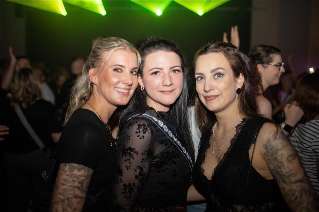 Tanz in den Mai: Unna feiert in seiner pulsierenden Stadthalle mit Musik, Lichtern und ausgelassener Stimmung.