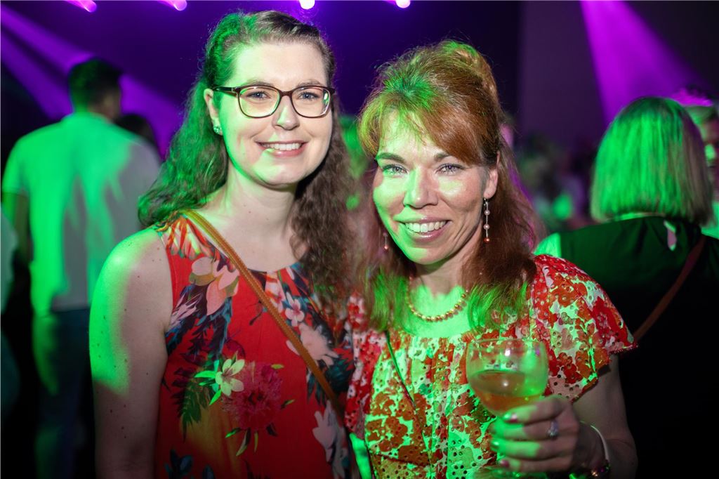 Tanz in den Mai: Unna feiert in seiner pulsierenden Stadthalle mit Musik, Lichtern und ausgelassener Stimmung.
