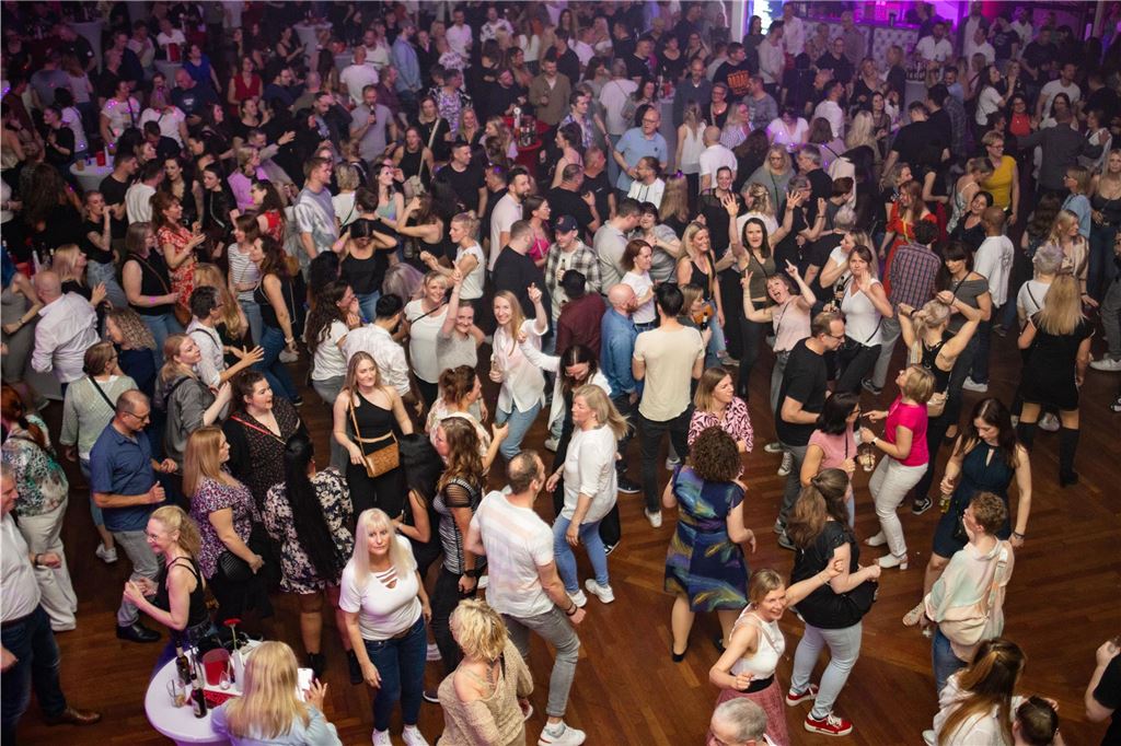 Tanz in den Mai: Unna feiert in seiner pulsierenden Stadthalle mit Musik, Lichtern und ausgelassener Stimmung.