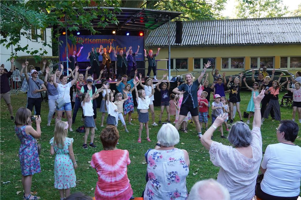 Feuer und Flamme zur Sonnenwende: Mittsommernachtsfest im Kurpark Tanzlehrerin Annka freute sich darüber, dass sich zu ihrem Geburtstag viele Festbesucher von ihr eine Choreographie beibringen lassen wollten. Und ein Ständchen gab es obendrein.