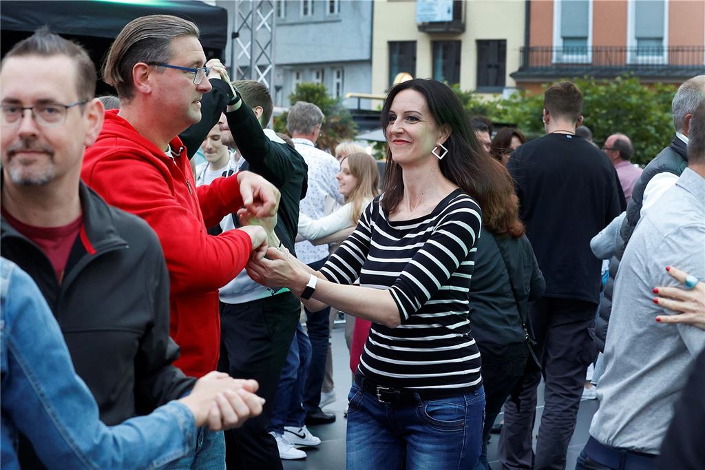 Tanzparty auf dem Alten Markt in Unna: Videos und Bilderstrecke vom großen Open-Air-Ball