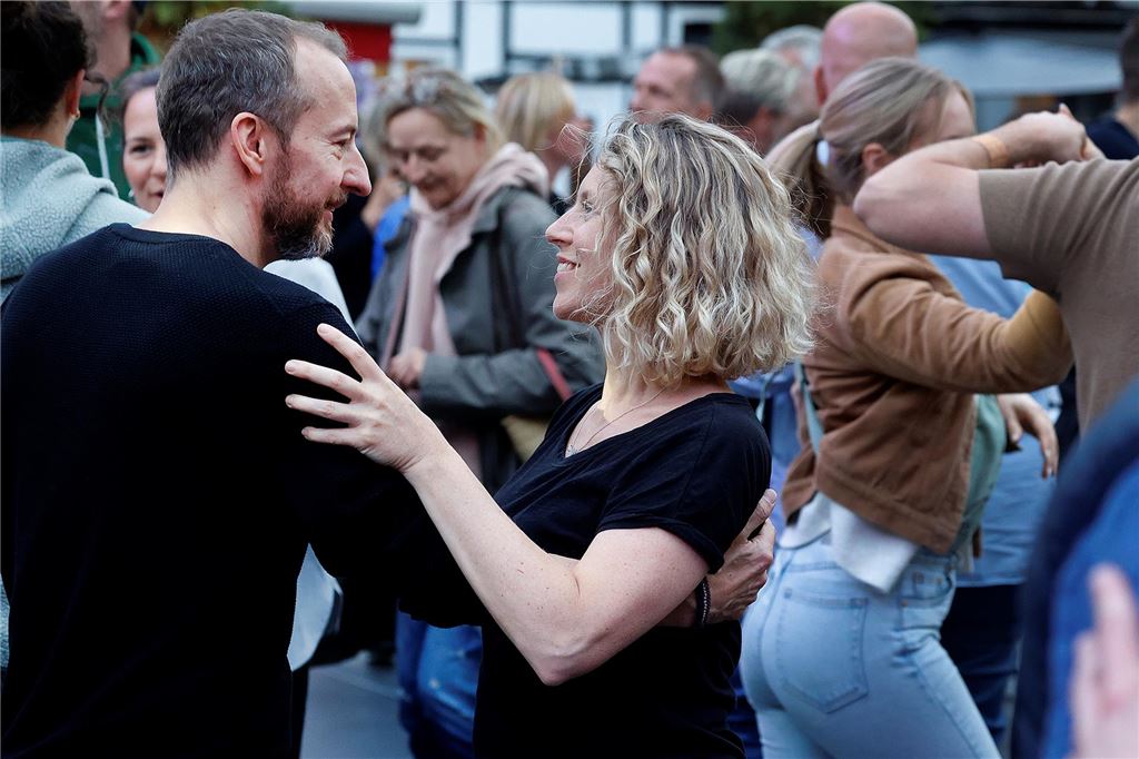 Tanzparty auf dem Alten Markt in Unna: Videos und Bilderstrecke vom großen Open-Air-Ball