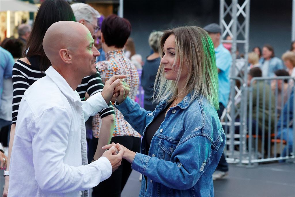 Tanzparty auf dem Alten Markt in Unna: Videos und Bilderstrecke vom großen Open-Air-Ball