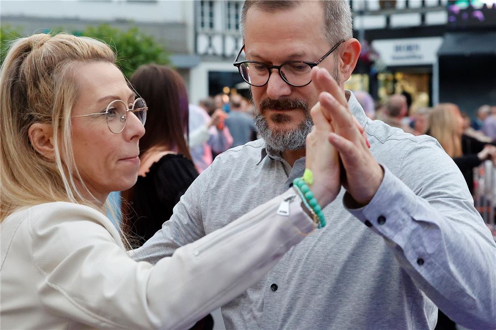 Tanzparty auf dem Alten Markt in Unna: Videos und Bilderstrecke vom großen Open-Air-Ball