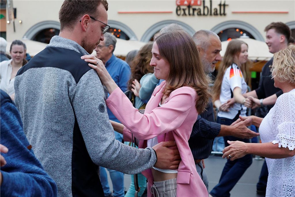 Tanzparty auf dem Alten Markt in Unna: Videos und Bilderstrecke vom großen Open-Air-Ball