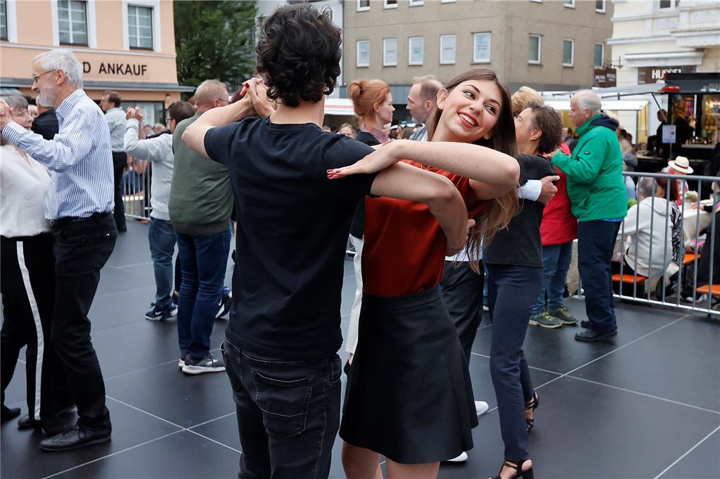 Tanzparty auf dem Alten Markt in Unna: Videos und Bilderstrecke vom großen Open-Air-Ball