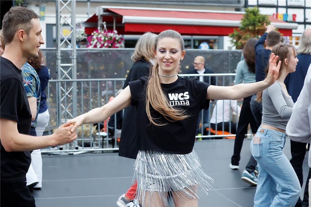 Tanzparty auf dem Alten Markt in Unna: Videos und Bilderstrecke vom großen Open-Air-Ball
