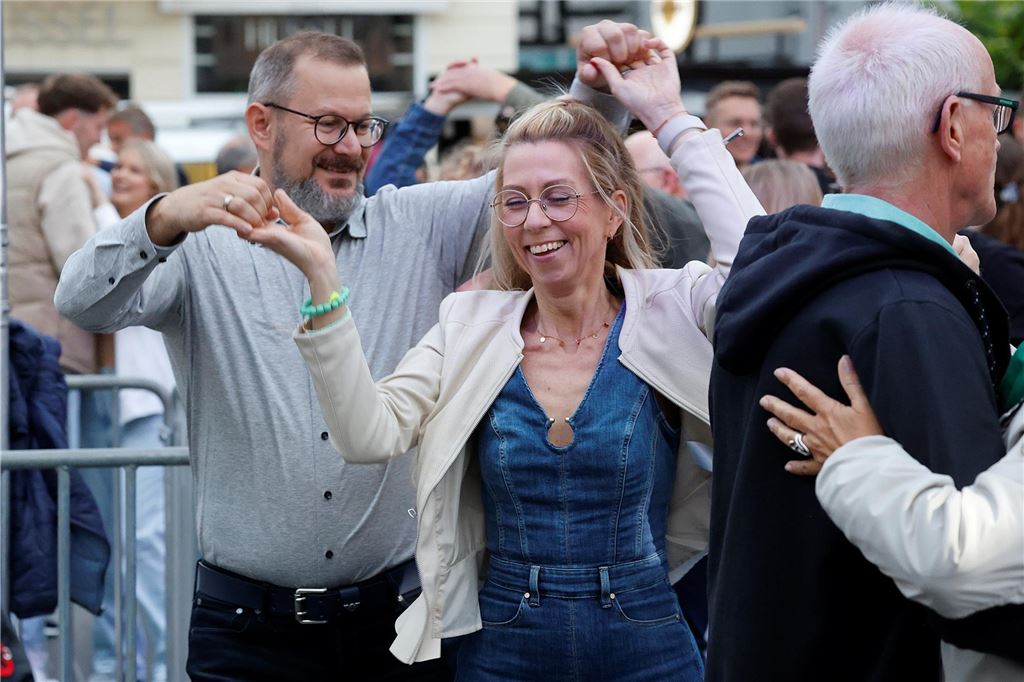 Tanzparty auf dem Alten Markt in Unna: Videos und Bilderstrecke vom großen Open-Air-Ball