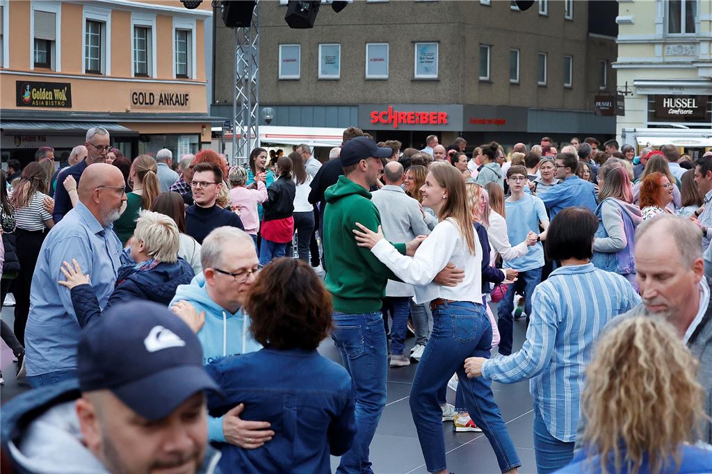 Tanzparty auf dem Alten Markt in Unna: Videos und Bilderstrecke vom großen Open-Air-Ball