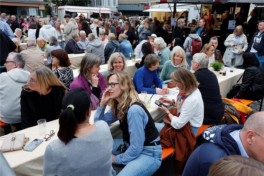 Tanzparty auf dem Alten Markt in Unna: Videos und Bilderstrecke vom großen Open-Air-Ball