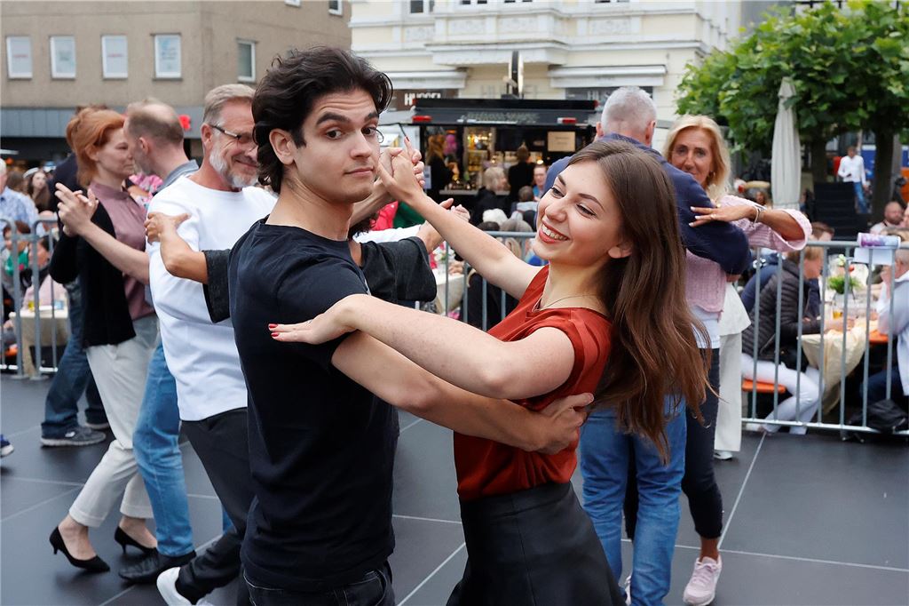 Tanzparty auf dem Alten Markt in Unna: Videos und Bilderstrecke vom großen Open-Air-Ball
