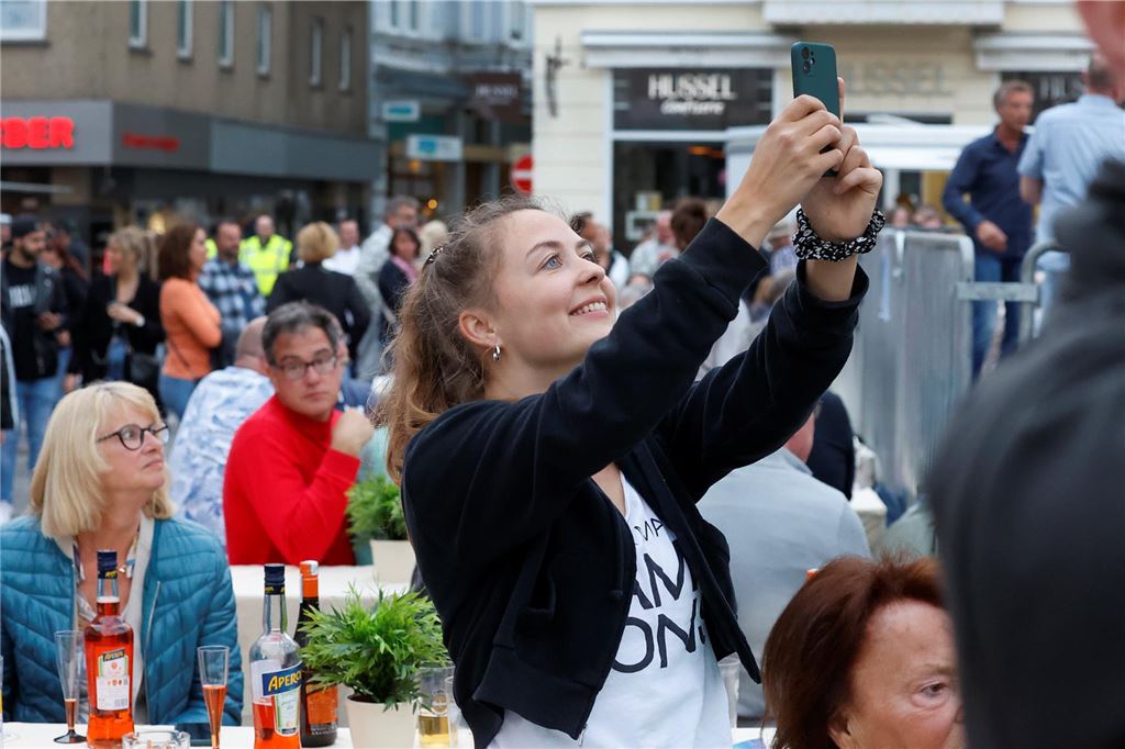 Tanzparty auf dem Alten Markt in Unna: Videos und Bilderstrecke vom großen Open-Air-Ball