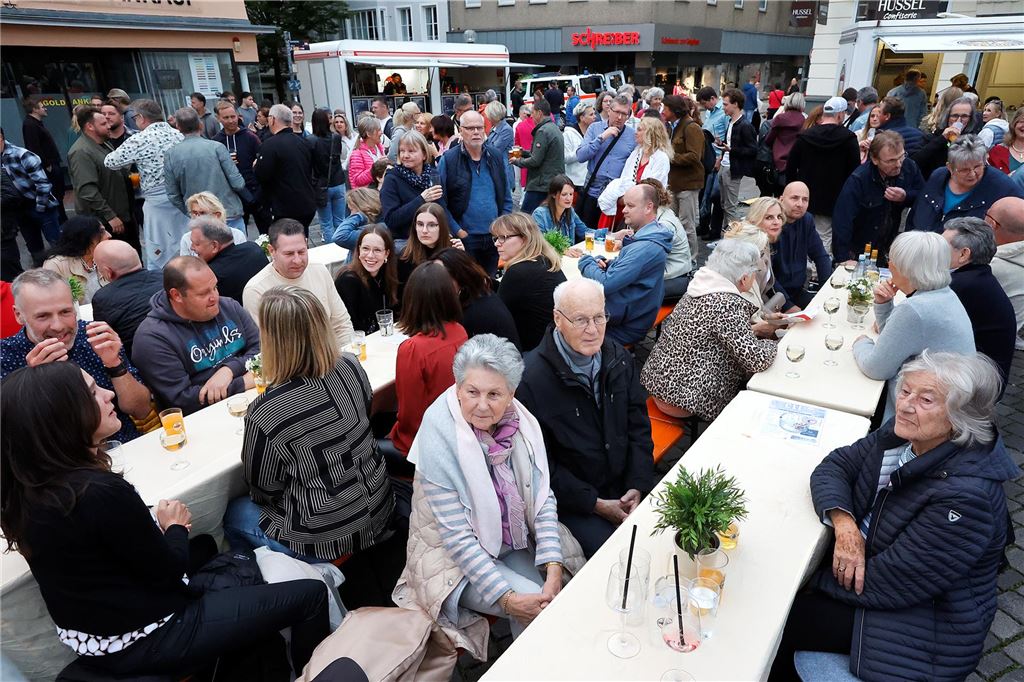 Tanzparty auf dem Alten Markt in Unna: Videos und Bilderstrecke vom großen Open-Air-Ball