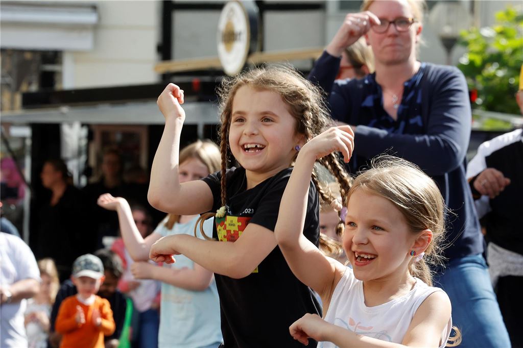 Tanzparty auf dem Alten Markt in Unna: Videos und Bilderstrecke vom großen Open-Air-Ball