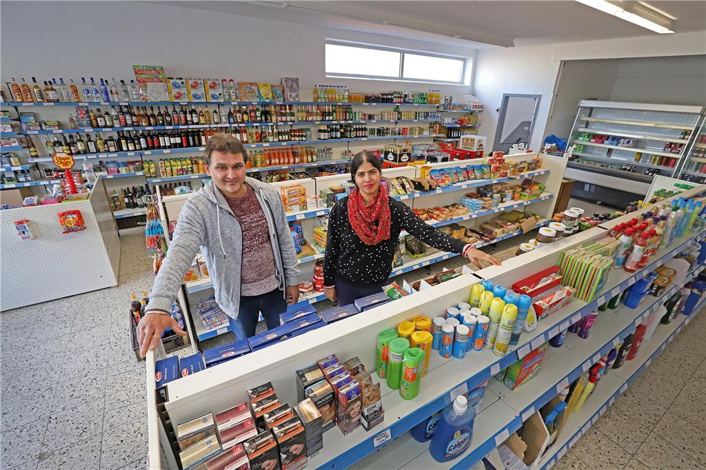 Nachfolgersuche für Mini-Supermarkt: „Es hat nicht funktioniert“ Tarsem Singh und seine Frau Rapinder Kaur stehen zwischen den Regalen zwischen Regalen des ehemaligen "Mix Marktes" an der Friedrich-List-Straße in Unna.