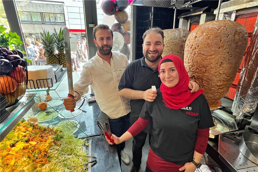 Großer Andrang und eine Panne: Multi Kebap hat eröffnet Tashin Onnen, Hüseyin Çetin und Serife Arin-Dincer (von links) stehen vor den Dönerspießen im Multi Kebap in Unna. Am Montagnachmittag (2. September 2024) hat der Imbiss neu eröffnet.
