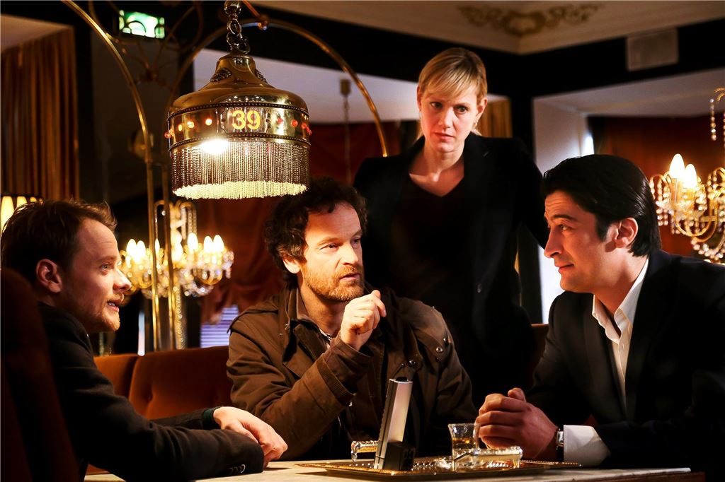 Warum der Preis für Oma Doris ein Preis für alle ist Tatort-Dreh in der Diskothek Oma Doris in Dortmund: Stefan Konarske, Jörg Hartmann, Anna Schudt und Adrian Can (v.l) im Jahr 2015.