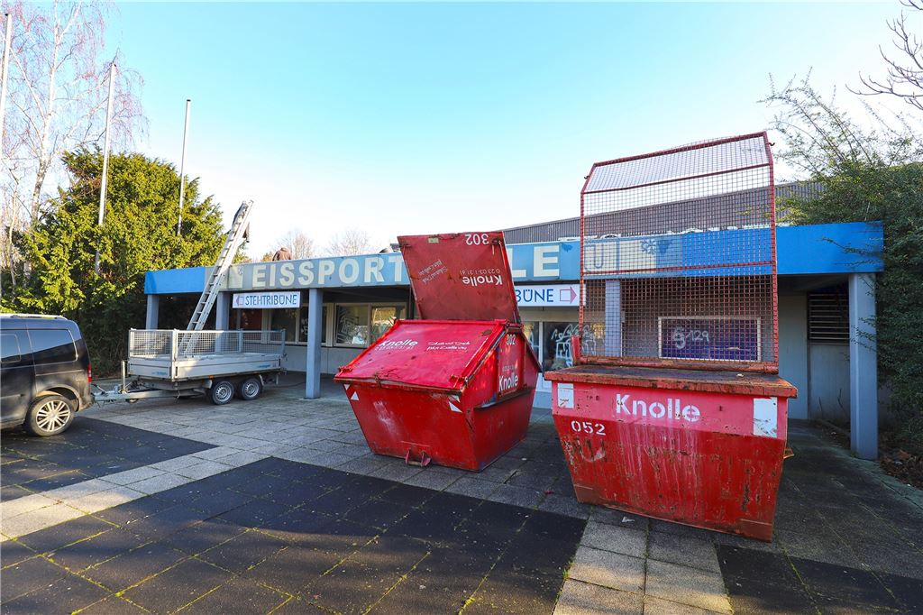Eishalle Unna wird 2020 nicht wieder öffnen Tatsächlich repariert wurde an der Eishalle auch schon etwas: Anfang des Jahres musste das Vordach kurzfristig repariert werden, weil sonst Feuchtigkeit eindrang.