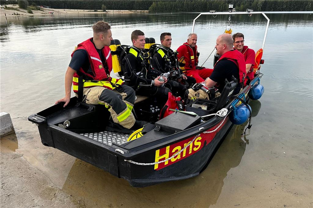 Hilferufe aus Silbersee II in Haltern: Großeinsatz für Feuerwehr und Taucher Taucher aus Gelsenkirchen, Dorsten und Dülmen waren im Einsatz.