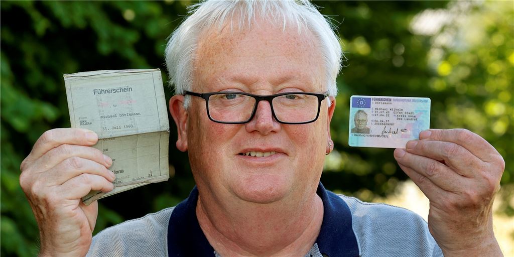 Führerschein-Tausch: „Mein Freund durfte plötzlich nur noch Motorrad fahren“ Tausche „Fleppe“ gegen Scheckkarte: Michael Dörlemann (62) mit seinem alten und neuen Führerschein.