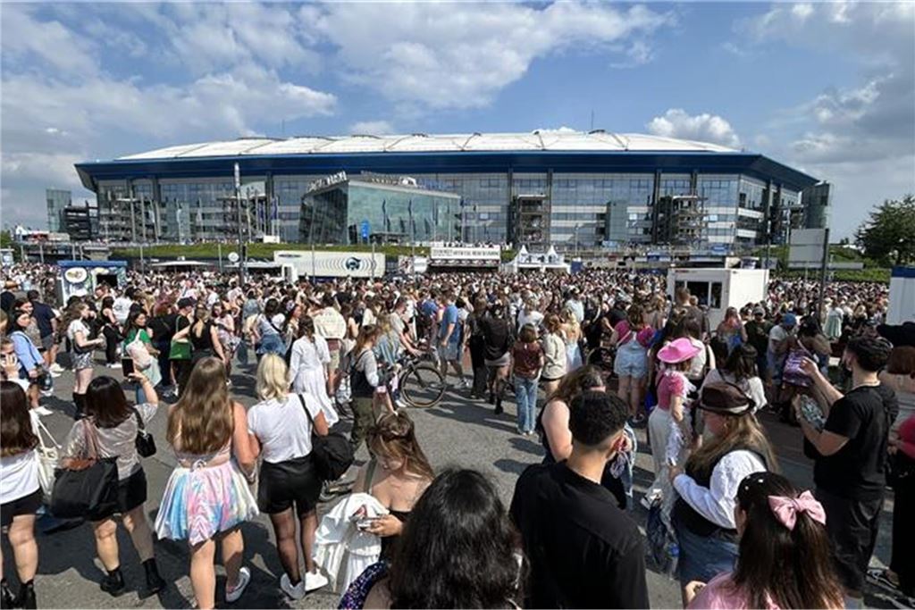 Liveblog vor Taylor-Swift-Konzert in Gelsenkirchen: Fans stehen schon für beste Plätze an Taylor-Swift-Fans bilden Schlangen vor dem Stadion in Gelsenkirchen.