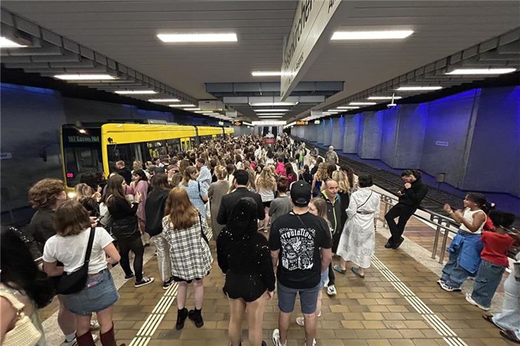 Liveblog vor Taylor-Swift-Konzert in Gelsenkirchen: Fans stehen schon für beste Plätze an Taylor-Swift-Fans warten auf die Straßenbahn vom Gelsenkirchener Hbf zum Stadion.