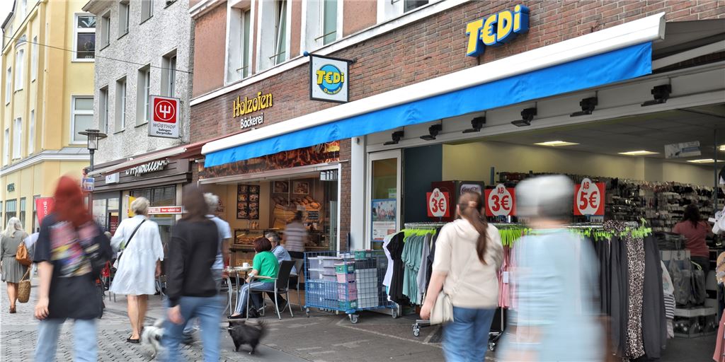 Deichmann, Tedi und ein Neuzugang: Das Stühlerücken der Billigheimer Tedi verlässt die derzeitigen Räume im Haus am Markt 3, um schräg gegenüber Nachfolger von Deichmann in der 13 zu werden. Ein Nachfolger für Tedi steht derweil auch schon fest.