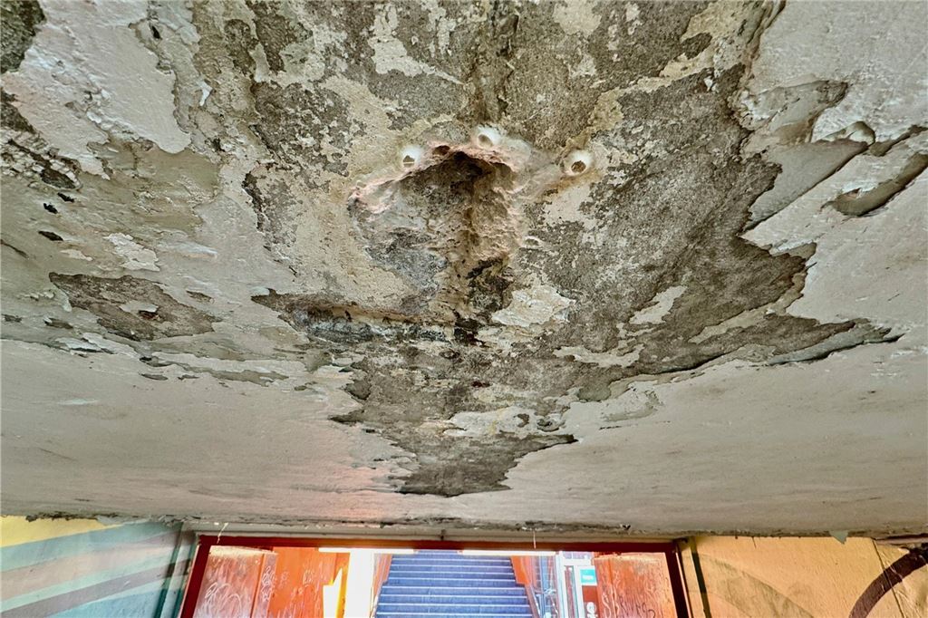 Bahn-Pendler verärgert über späte Umbaupläne am Hörder Bahnhof Kaputte Decke am Hörder Bahnhof.