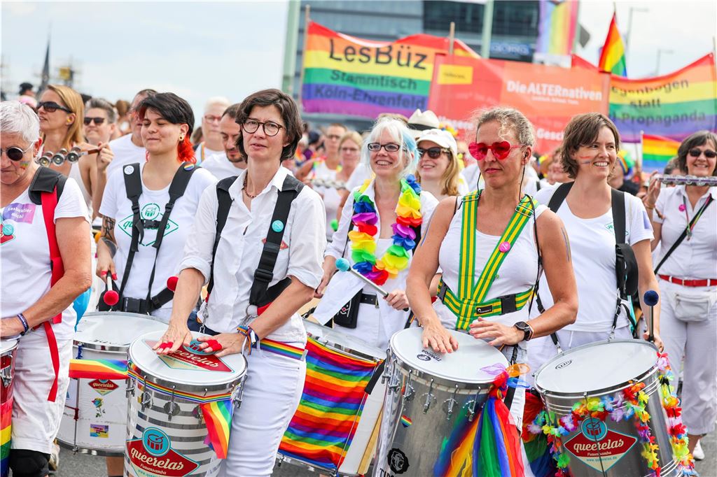 Teilnehmer beim CSD in Köln. Mit mehr als 60 000 Teilnehmern und über eine Million erwarteten Besuchern gilt der Kölner CSD als einer der größten in Europa.

