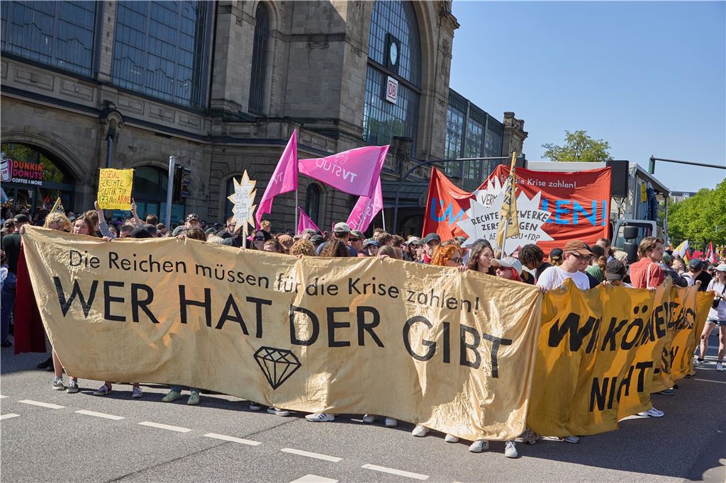 Linksautonome, Nazi-Aufmärsche und Gewerkschaftsdemos: Kundgebungen am 1. Mai Teilnehmer der Demonstration «Wir haben die Scheiße so satt» vom Bündnis «Wer hat, der gibt» halten am Hamburger Bahnhof Dammtor ein Transparent mit der Aufschrift: «„Die Reichen müssen für die Krise zahlen! Wer hat, der gibt“.