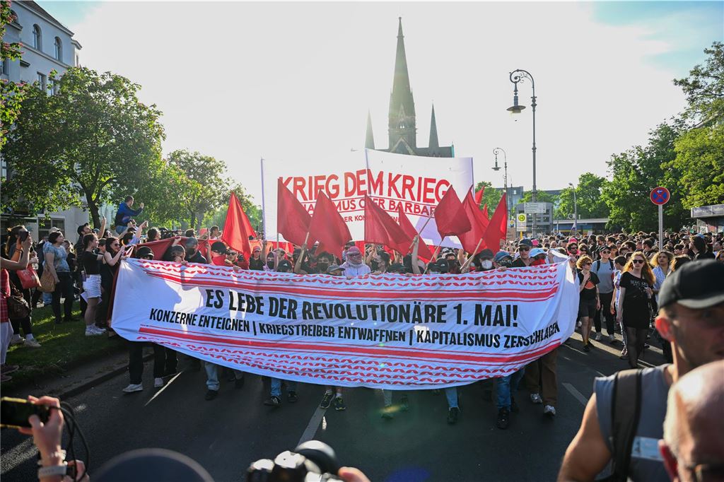 Weitgehend friedlicher 1. Mai in Berlin: Senat zieht Bilanz zu Demos Teilnehmer der "Revolutionären 1. Mai-Demonstration" halten Banner mit der Aufschrift "Krieg dem Krieg" und "Es lebe der revolutionäre 1. Mai" am Südstern in Kreuzberg hoch.